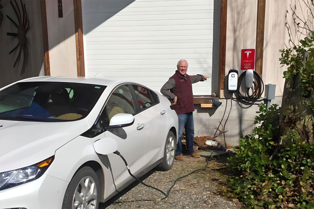Don pointing to charger